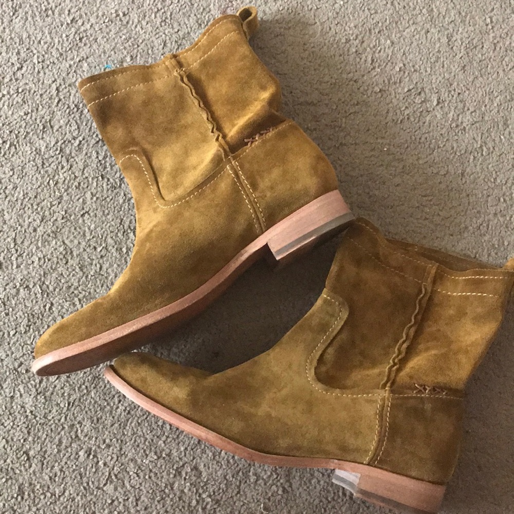 NWOT FRYE CARA BOOTS